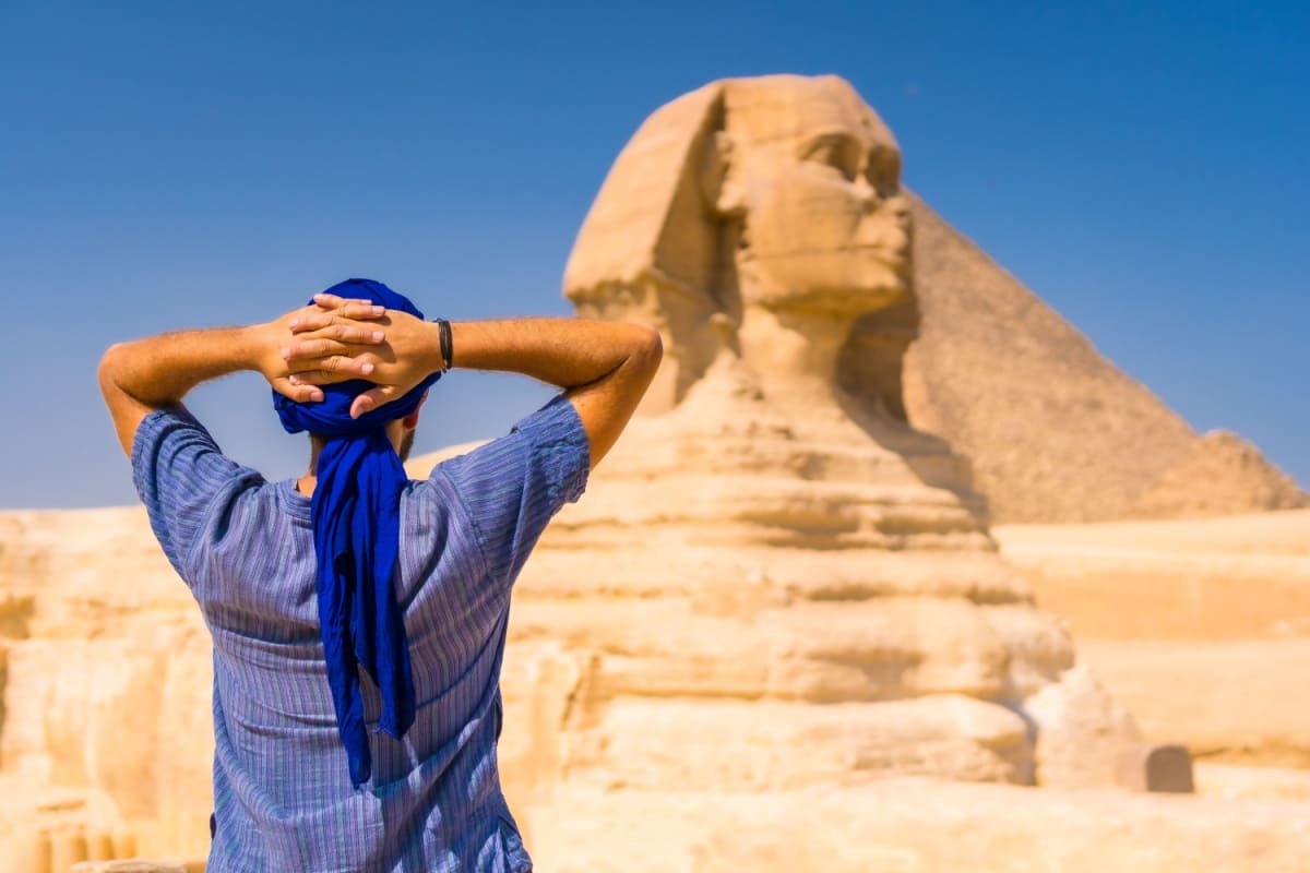 turist care admiră Marele Sfinx din Giza  